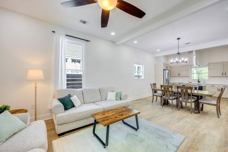 1 Mi to Dtwn San Antonio Sleek Bungalow w Yard