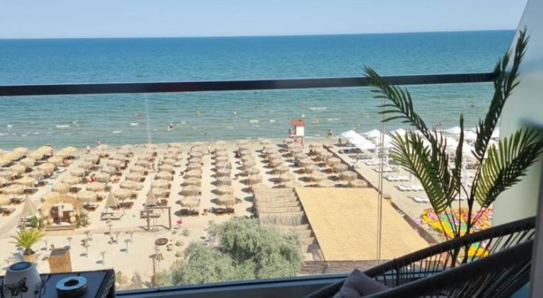 Holiday apartment with hot tub & pool in Constanta