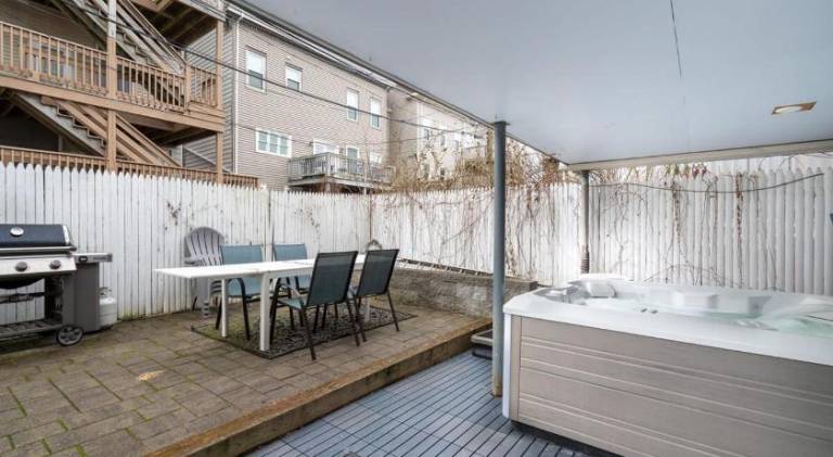 Vacation home with barbeque, yard & hot tub | Good for workation — photo 4