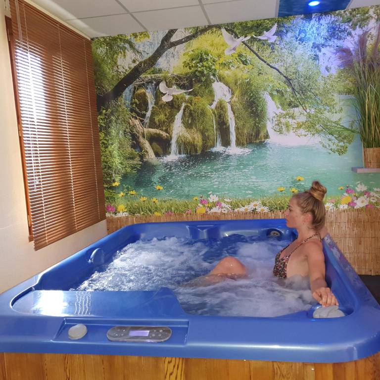 Villa with garden, BBQ & hot tub | Pets are welcome — photo 5