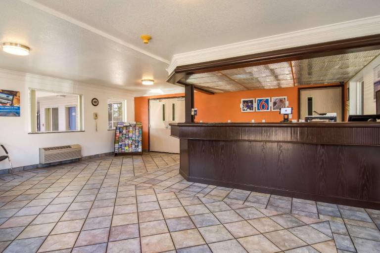 Motel 6 Portland, OR Mall 205 — photo 5