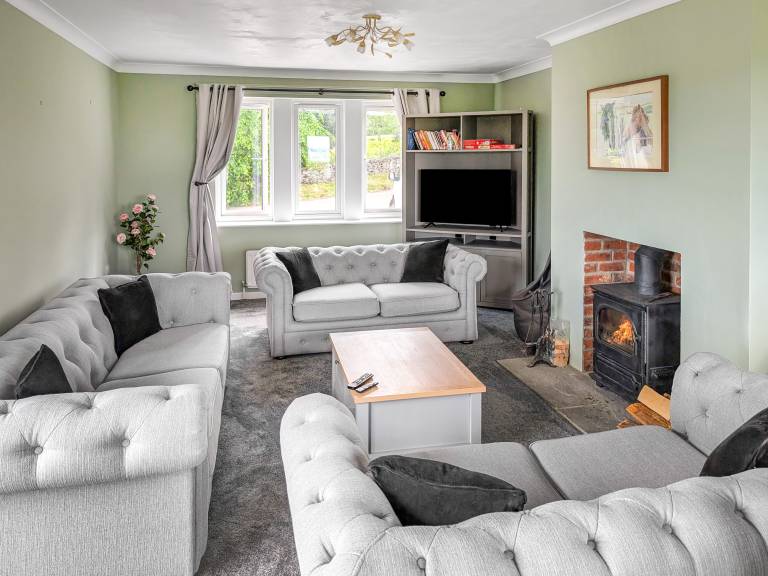 Family-friendly charming cottage with yard & hot tub | Pets are welcome — photo 4