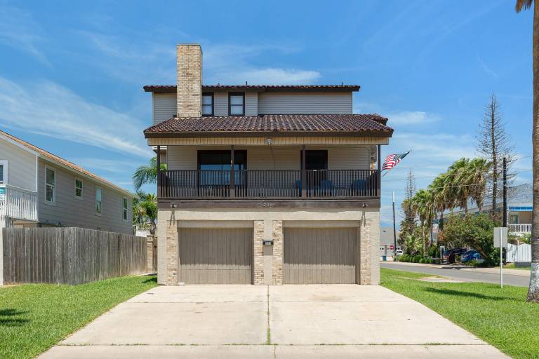 House with pool & yard — photo 3