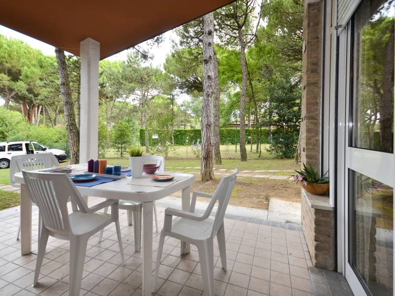 Vacation home with grill, garden & patio | Beach nearby | Pets allowed — photo 3
