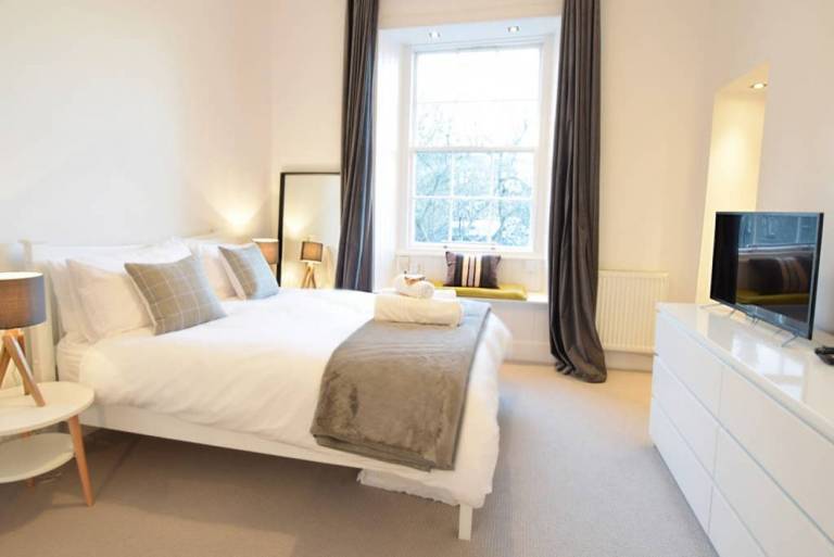 Modern City Centre Flat next to Calton Hill