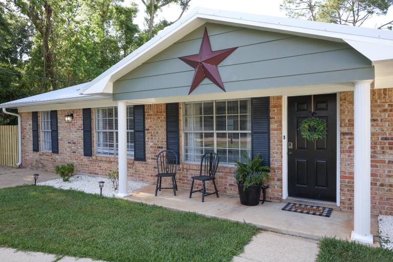 The Southern Star. BEST VALUE IN Gulf Shores. 4 BR home. Sleeps up to 16 guests. Private, fenced yard. Close to ball parks & beaches. Small pets OK. — photo 2