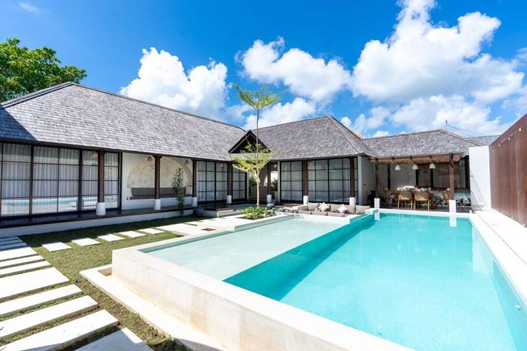 Villa with pool, grill & patio in Kuta