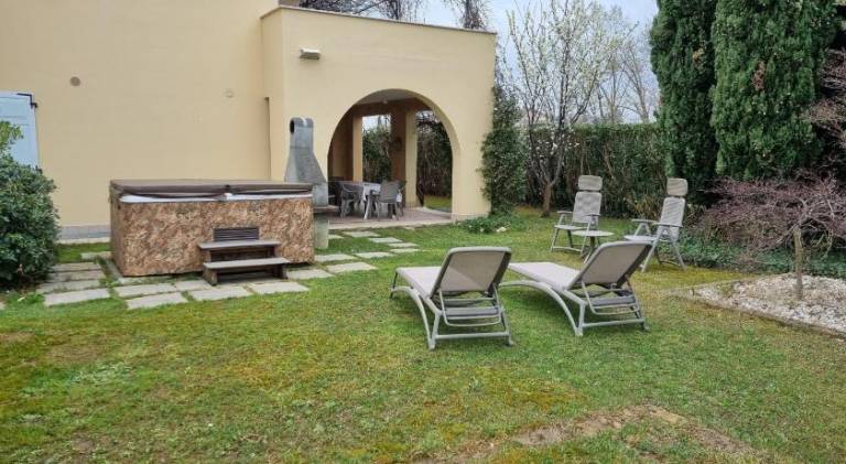 House with jacuzzi & pool — photo 3