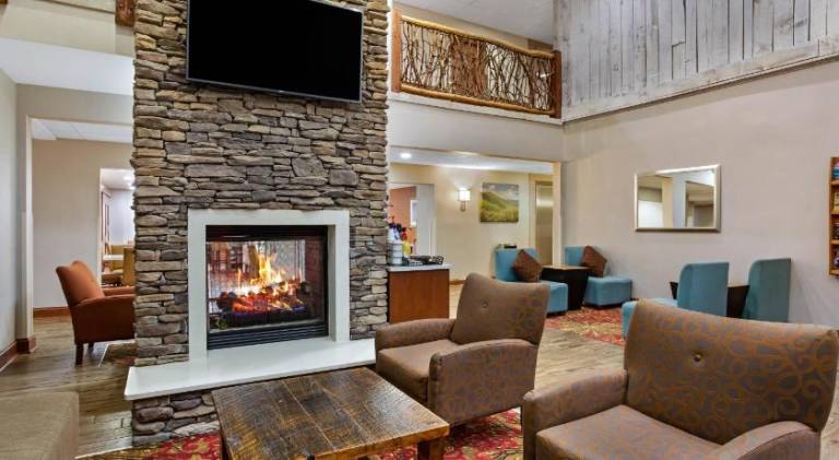 La Quinta Inn & Suites by Wyndham Boone University — photo 4