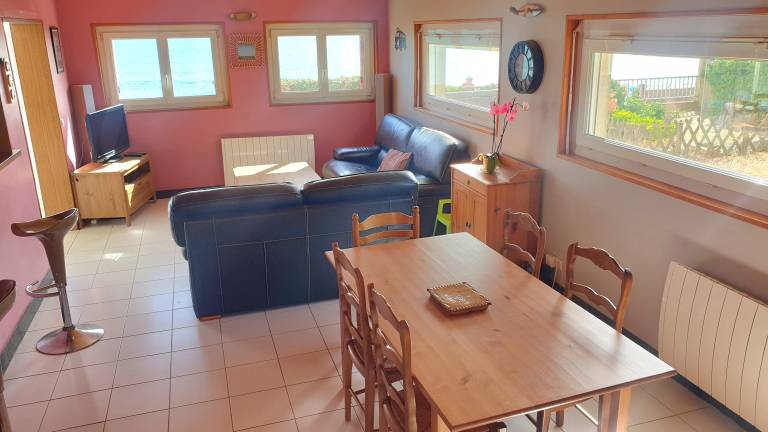 Family-oriented vacation home with patio, yard & barbeque | Sea view | Next to the beach | Pet-friendly — photo 4
