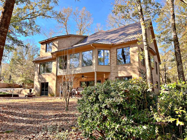 New Property Alert! Check out this MASSIVE Luxury House. Pet Friendly! — photo 3