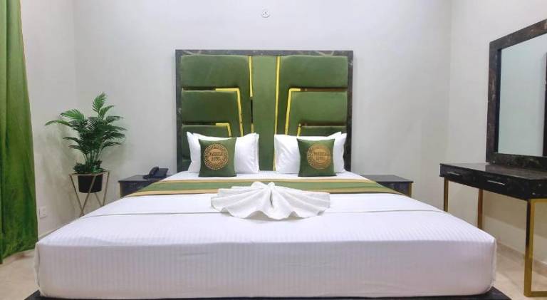 Pakeeza Hotel Faisal Town