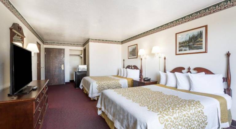 Days Inn by Wyndham Evanston WY — photo 5