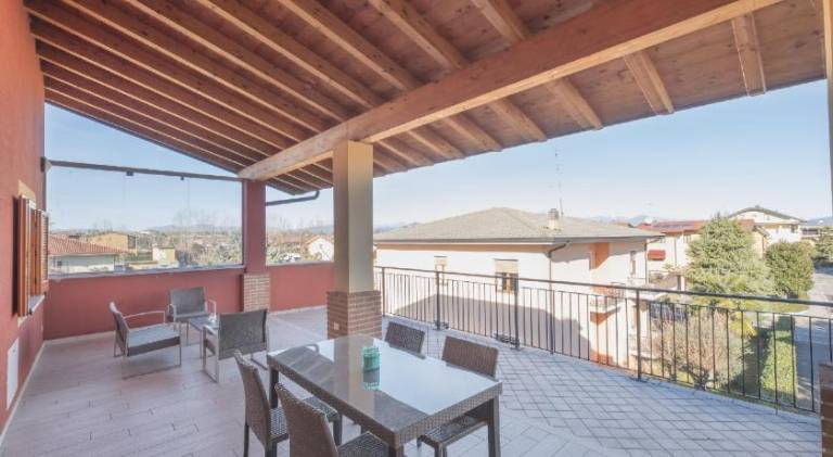 Holiday apartment with pool in Pozzolengo