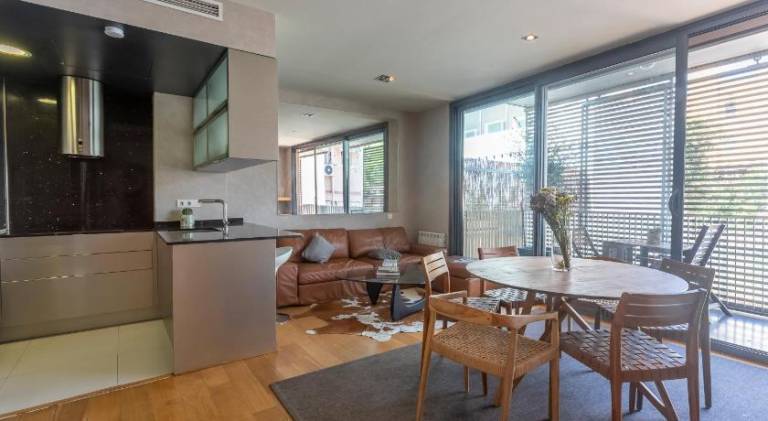 Spacious serviced apartment with patio & pool | Next to Casa Milà | Dogs allowed — photo 3
