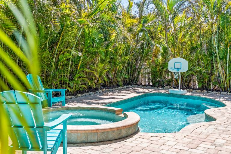 Fully equipped vacation home with private pool | Next to the beach | Pets allowed in Bradenton Beach, FL