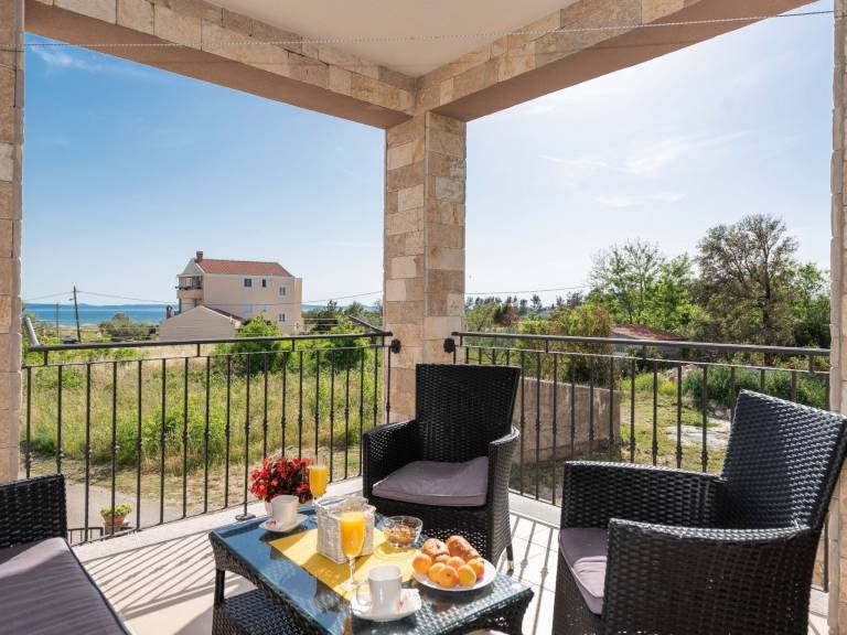 Lovely vacation home with yard, barbeque & patio | Pet-friendly — photo 2