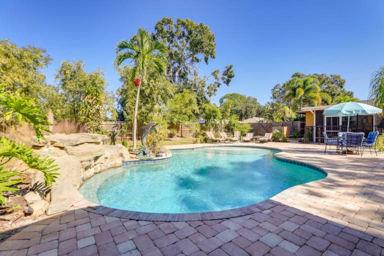 Sarasota Getaway w Private Pool & Backyard Oasis