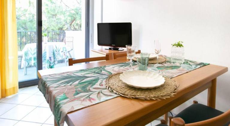 Serviced apartment with patio — photo 3