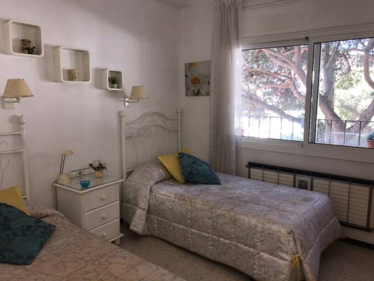 Apartment with yard — photo 3
