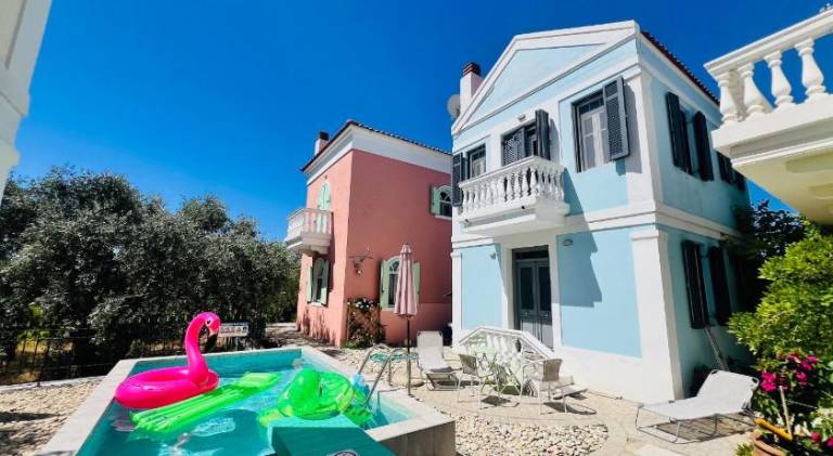 Villa with pool, grill & yard — photo 3