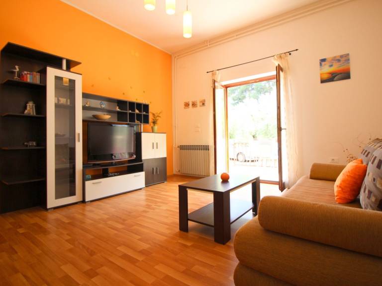 Apartment with yard & terrace | Nature view — photo 4