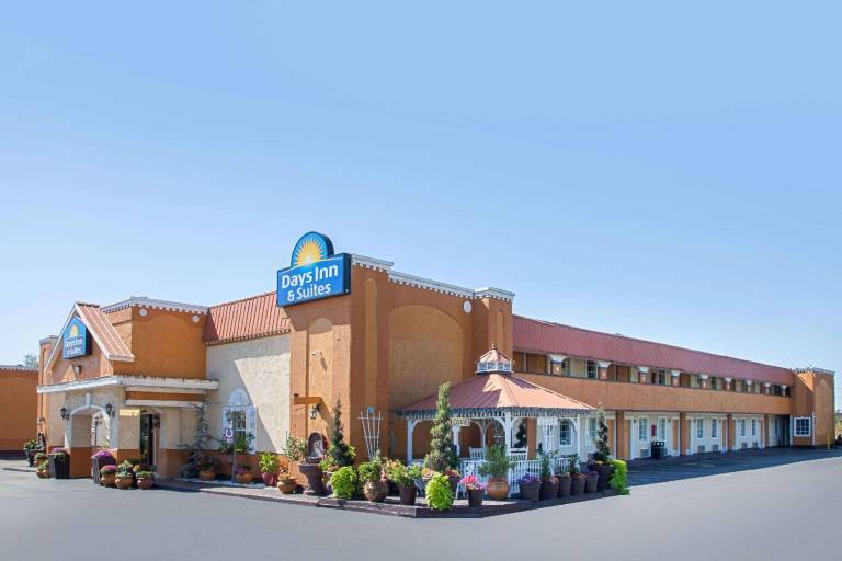 Days Inn & Suites by Wyndham Terre Haute in Terre Haute, IN