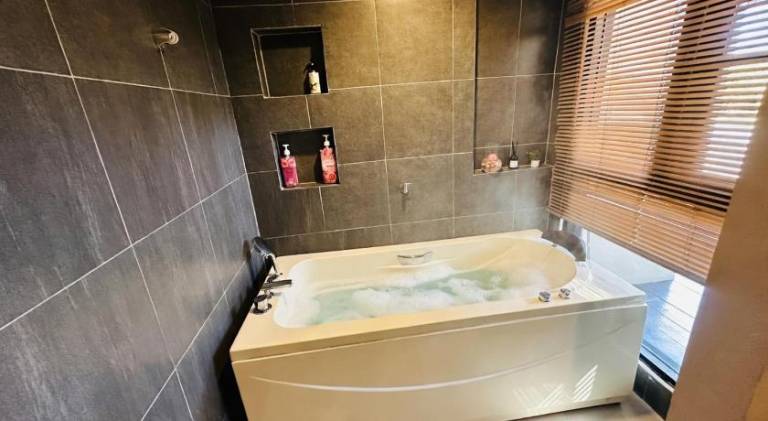 Rental apartment with hot tub & pool | Pet-friendly — photo 4