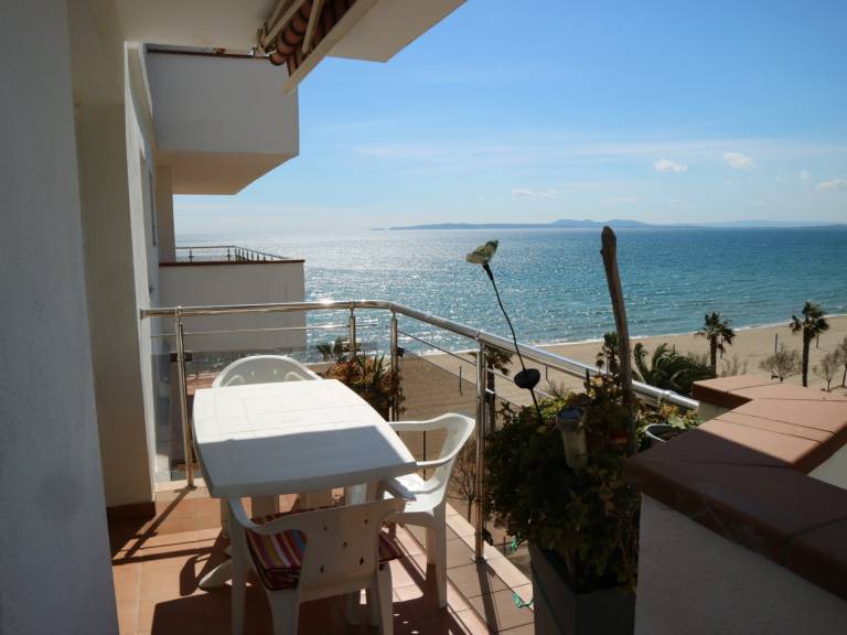 Rental apartment with patio in Roses
