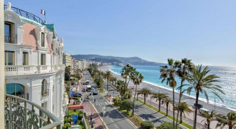 Charming Riviera Top-Floor Apartment near the Beach in Thiers