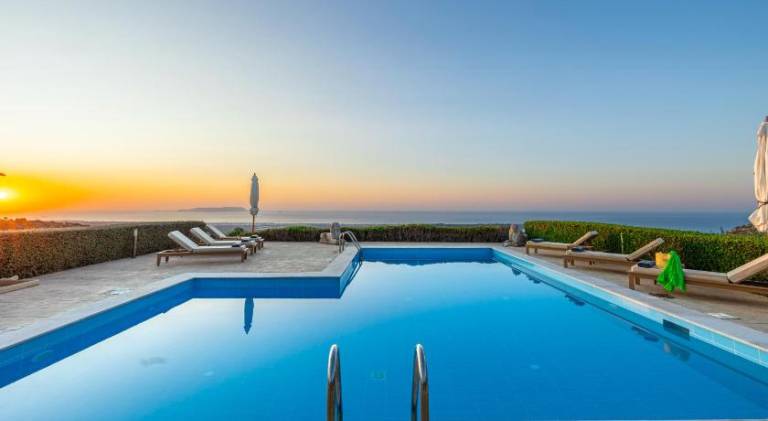 Villa with hot tub & pool — photo 5