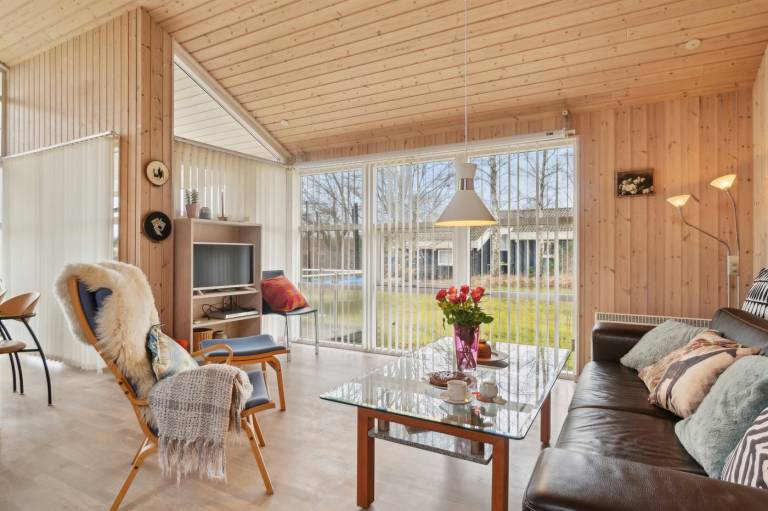 Family-friendly wonderful vacation home with sauna, yard & jacuzzi | Dogs allowed — photo 4