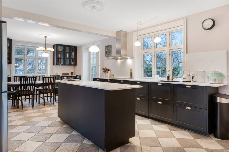 House with BBQ, garden & patio — photo 4