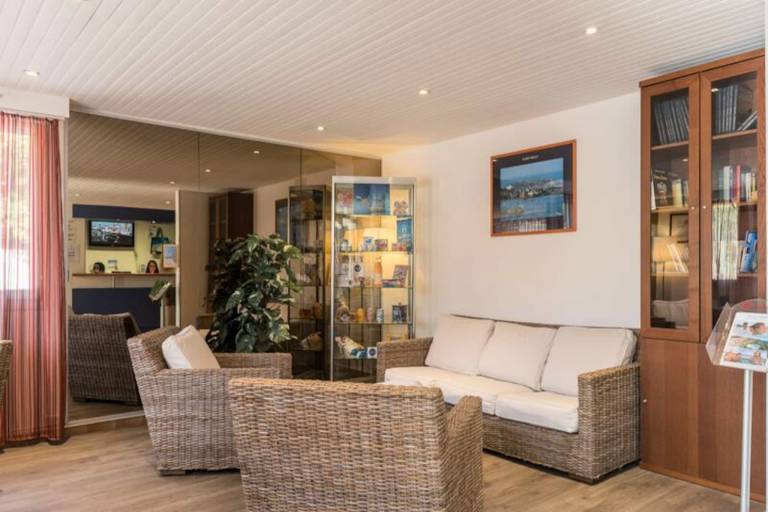 Holiday apartment with pool & yard — photo 2