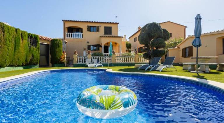 Vacation home with pool | Pet-friendly in L'Escala