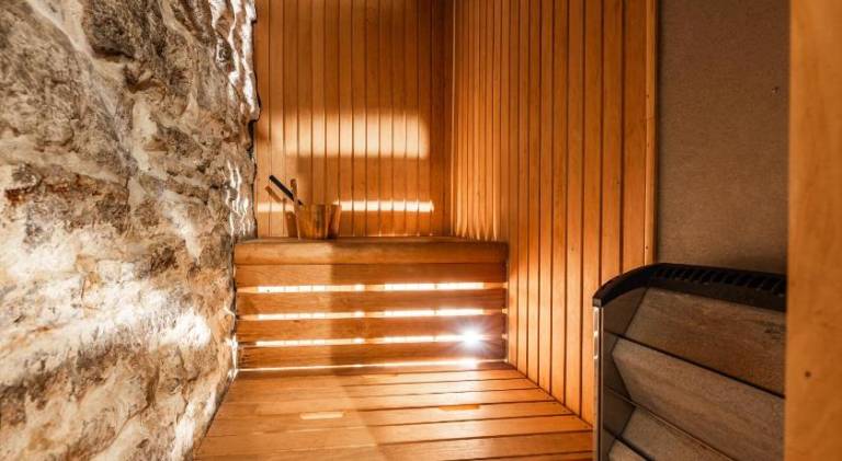 Holiday apartment with jacuzzi | Next to Town Hall Square — photo 5