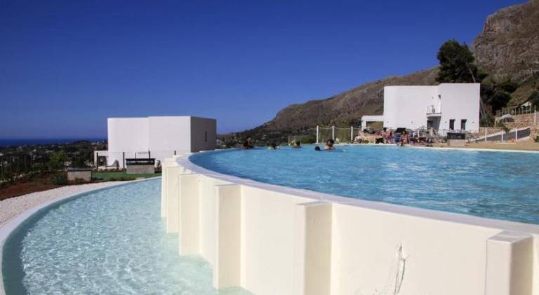 Villa with pool, yard & patio | Perfect for remote work — photo 4