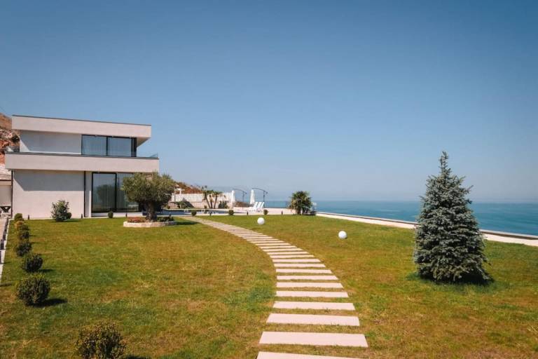 Villa with private pool & yard | Lake view — photo 5