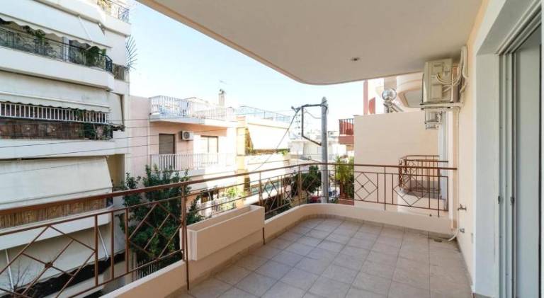 Apartment with patio, hot tub & yard — photo 4