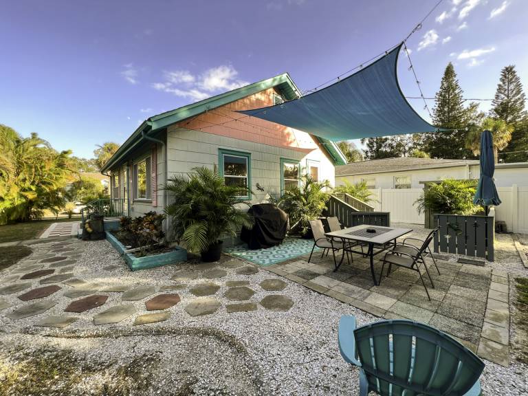 Tyn and Marty's Old Fashioned Summer Cottage — photo 2