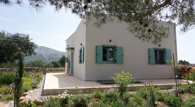 House with garden & patio in East Mani