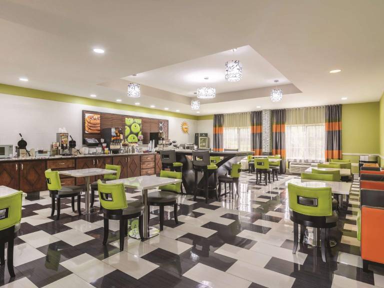 La Quinta Inn & Suites by Wyndham Prattville — photo 4