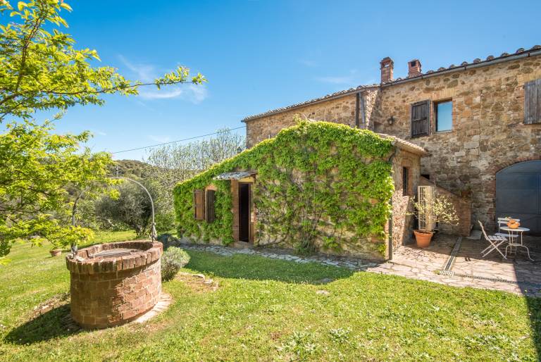 Farmhouse 'Podere Montorgialino' with Private Terrace, Private Garden and Wi-Fi in Murlo