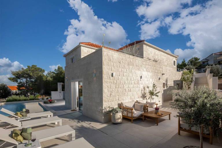 Villa with terrace, yard & grill — photo 2