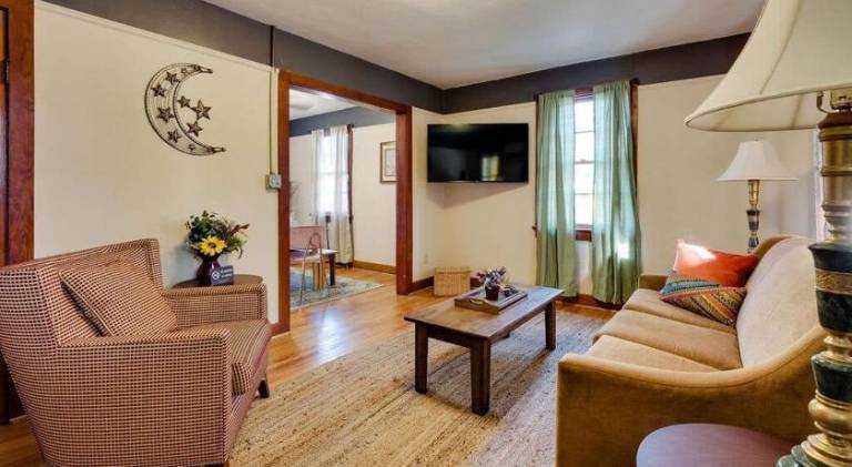 Beautiful house | Pets are welcome in Savannah, GA