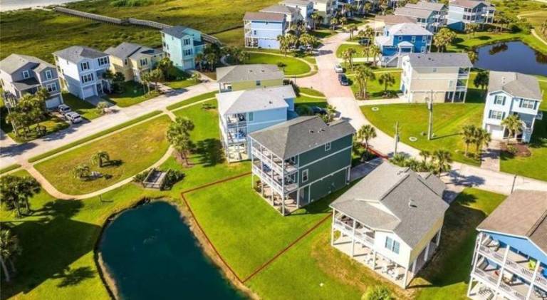 Fully equipped house with barbecue, heated pool & jacuzzi | Close to the beach | Good for workation | Pet-friendly in Galveston, TX