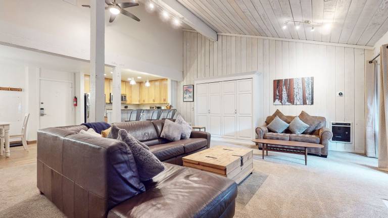 Nice condo with pool, barbeque & hot tub | Ski nearby | Pet-friendly in Mammoth Lakes, CA