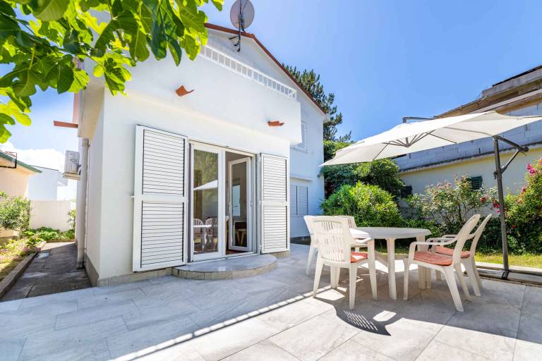 Apartment with yard & terrace — photo 3