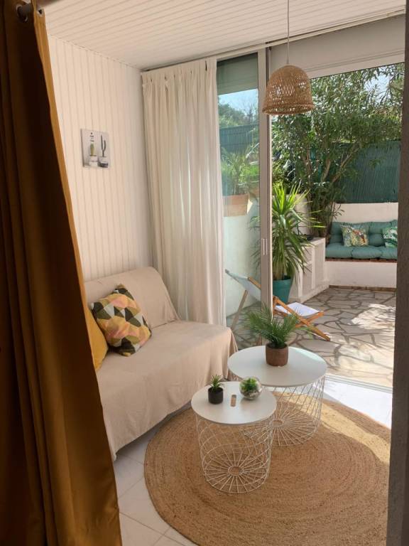Bright studio with small terrace in Fréjus