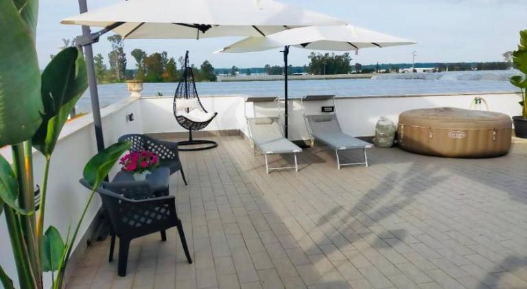 Holiday apartment with terrace, pool & garden — photo 4